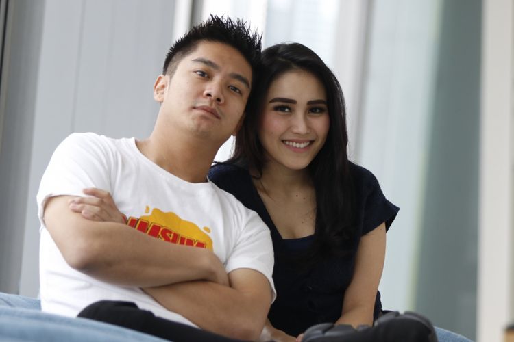 Boy William dan Ayu Ting Ting, menjalani sesi foto seusai diwawancarai untuk promo film drama komedi Dimsum Martabak, di Menara Kompas, Palmerah, Rabu (16/5/2018). 