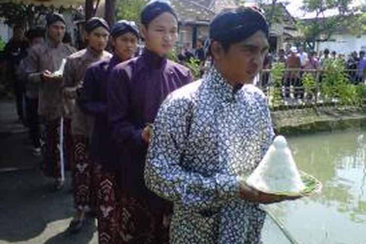 Para petani saat membawa perlengkapan upacara adat