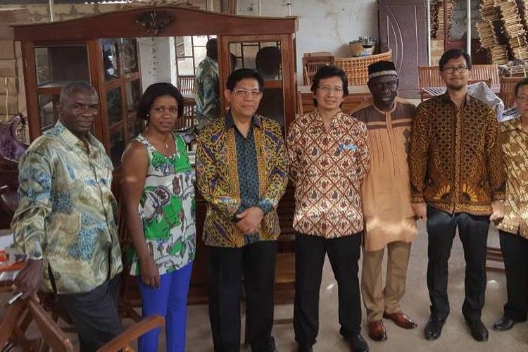 Dubes RI untuk Senegal Mansyur Pangeran berkunjung ke showroom milik pengusaha Senegal Ousayne Keita yang mengimpor produk mebel dari Indonesia.