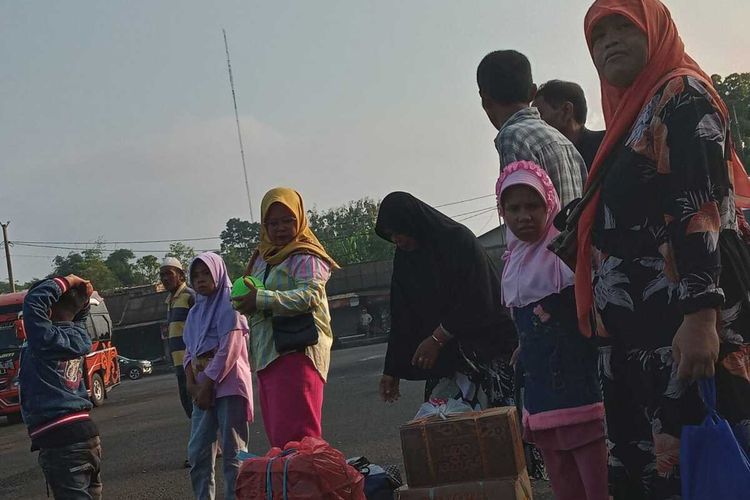 Tingkat penumpang melonjak drastis di Terminal Pasirhayam, Cianjur, Jawa Barat, Rabu (19/4/202) pada musim mudik tahun ini.