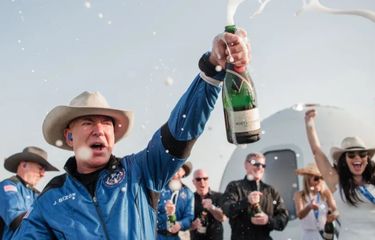 Bos Amazon: Jutaan Orang Bakal Tinggal di Luar Angkasa