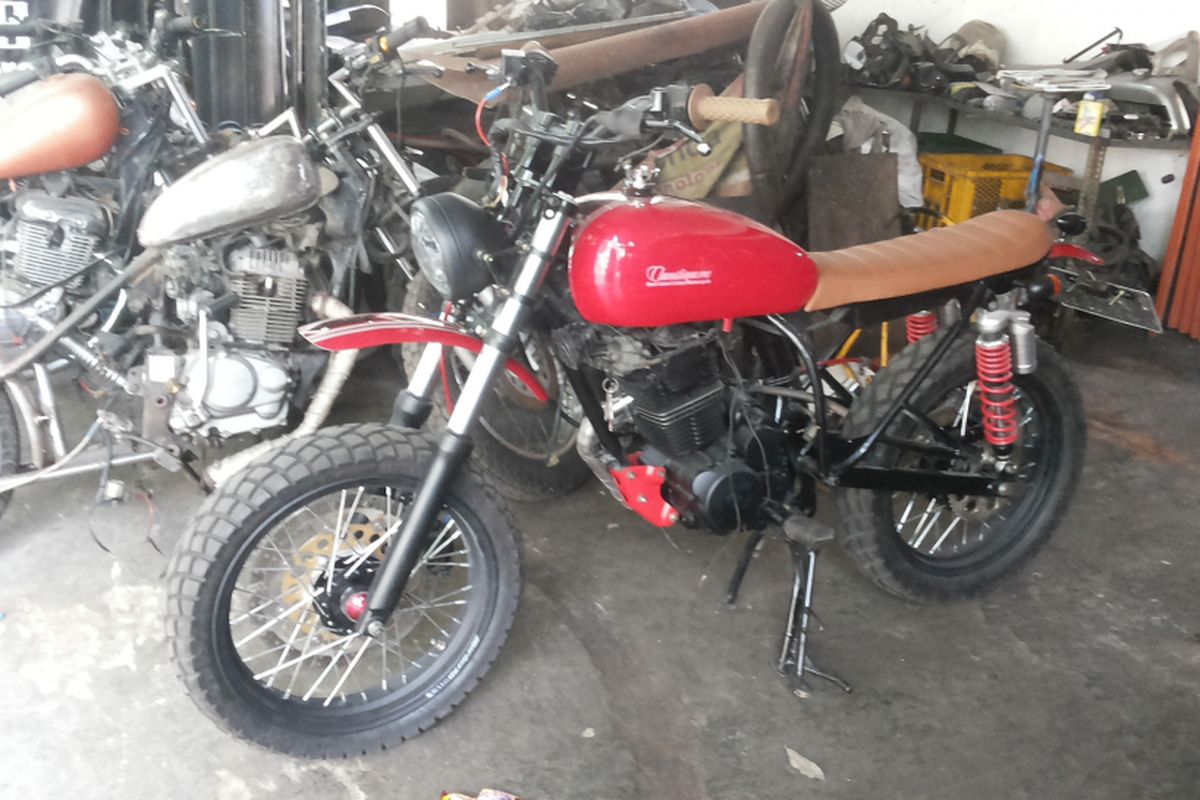 Sebuah Honda MegaPro yang sedang dalam proses modifikasi bergaya scrambler di bengkel custom Clacustique, Depok.