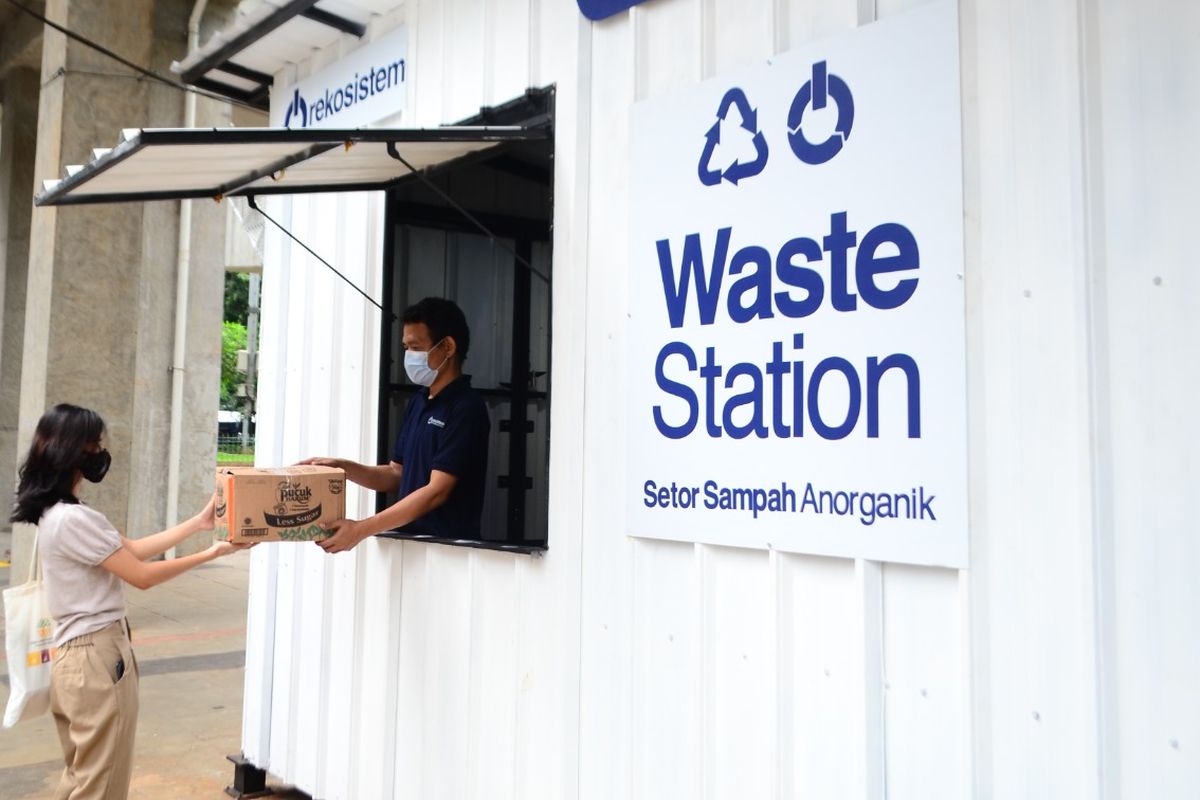 Pengantaran sampah ke Waste Rekosistem Station, yang ada di salah satu perumahan di Jakarta, Kamis (2/6/2022).