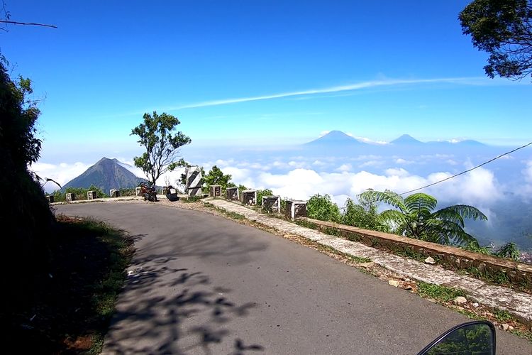 Pemandangan saat berkendara di Gunung Telomoyo.