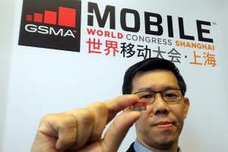Direktur Product Marketing SanDisk, Hon Wai Cheah, memperkenalkan dua microSD terbaru berkapasitas 256 GB di MWC Shanghai, China, Rabu (29/6/2016)