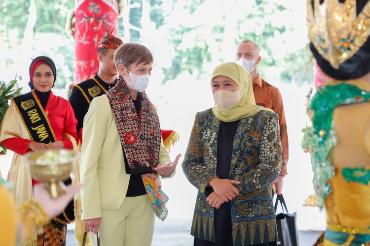 Gubernur Jawa Timur Khofifah Indar Parawansa menerima kunjungan Duta Besar (Dubes) Swedia untuk Indonesia, Marina Berg, di Gedung Negara Grahadi Surabaya, Kamis (13/10)/2022.