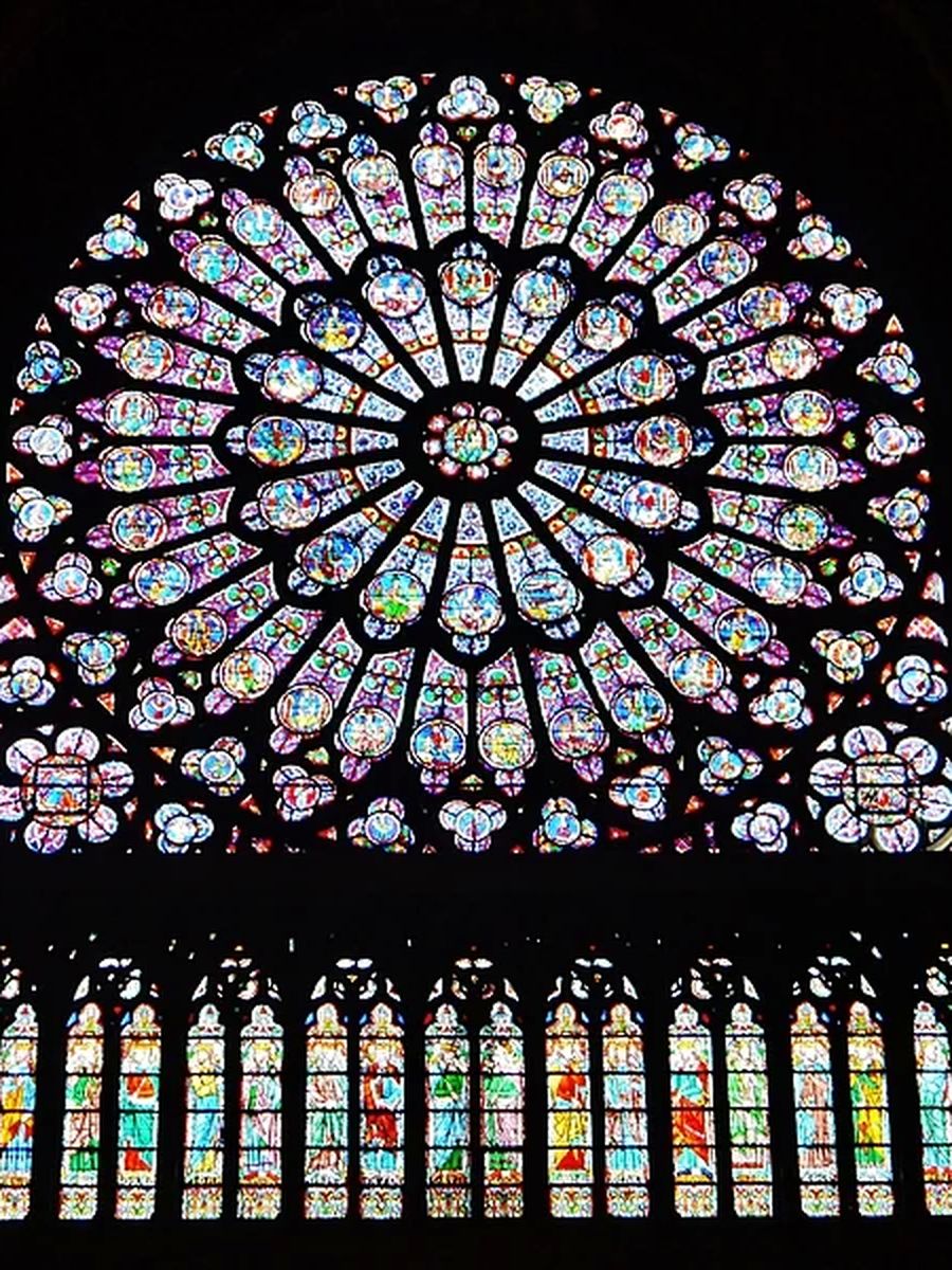 Kaca patri di Notre Dame yang dibangun pada abad ke-13