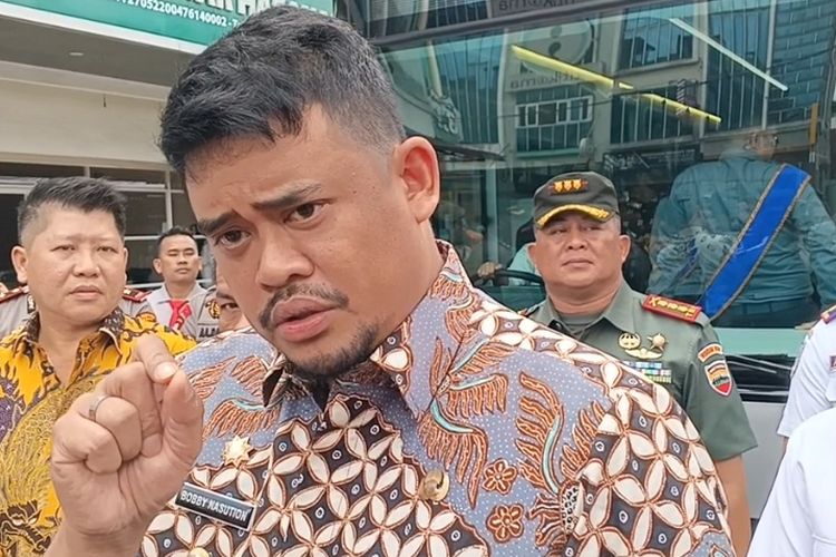 Wali Kota Medan Bobby Nasution saat memberikan keterangan kepada wartawan soal kenaikan retribusi parkir di komplek Perumahan J City Medan, Kamis (4/1/2024)