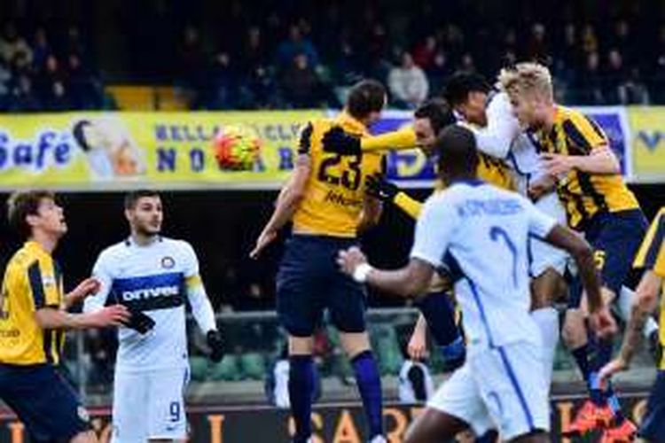 Para pemain Inter Milan dan Hellas Verona tengah berduel memperebutkan bola, pada laga lanjutan Serie A di Stadion Marc' Antonio Bentegodi, Minggu (7/2/2016).