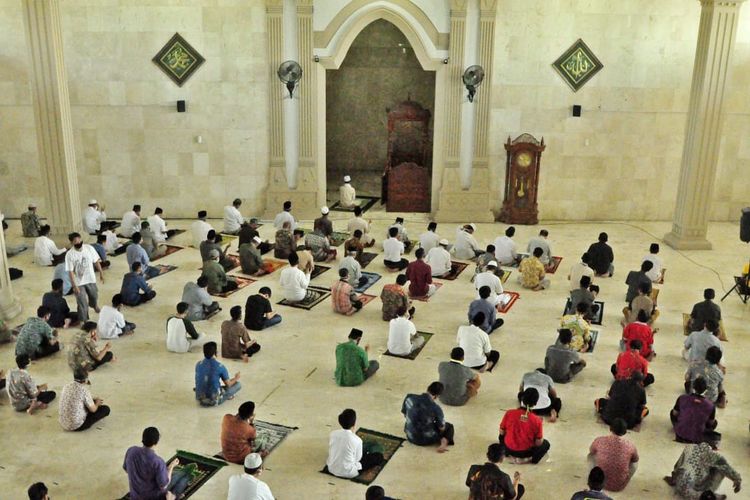 Shalat Jumat di Masjid Agung Al Mabrur mulai diselenggarakan secara berjemaah.