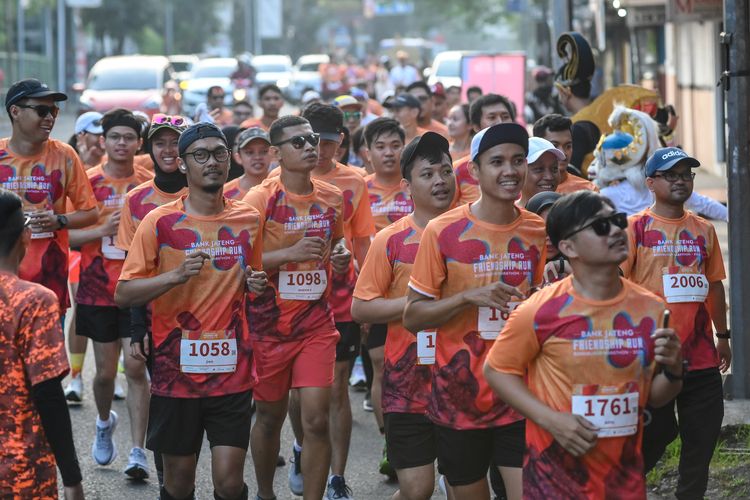 Para pelari marathon dalam Bank Jateng Friendship Run 2023 yang menyambangi Kota Bandung, Minggu (4/6/2023). Merupakan ajang pemanasan dari Borobudur Marathon Powered by Bank Jateng yang akan digelar November 2023.