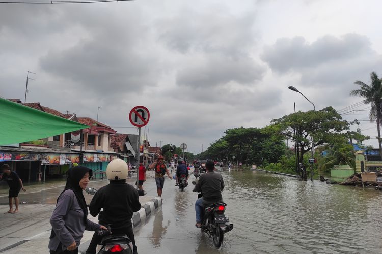 Penampakan batas banjir di Pantura Demak, tepatnya Dukuh Cangkring Pos, Desa Cangkring, Kecamatan Karanganyar, Minggu (11/2/2024). (KOMPAS.COM/NUR ZAIDI).