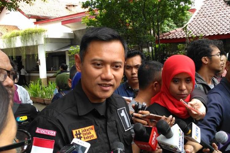 Calon gubernur DKI Jakarta nomor pemilihan satu, Agus Harimurti Yudhoyono, diwawancara usai menerima dukungan dari sejumlah anggota DPD RI di sebuah rumah makan kawasan Senayan, Jakarta Pusat, Selasa (24/1/2017).