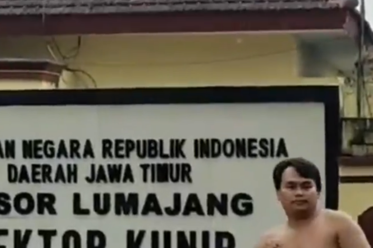 Tangkapan layar video pria joget tanpa busana di depan Mapolsek kunir