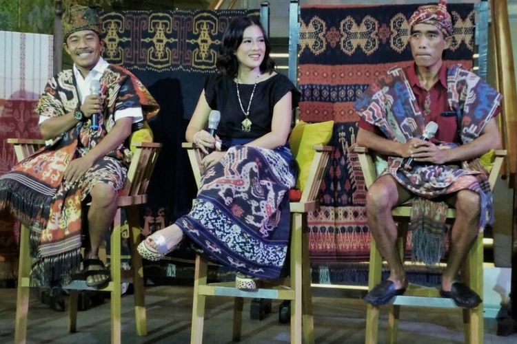 Dian Sastrowardoyo (tengah) bersama Fidelis Tasman Amat (kiri) dan Tamu Umbu Pingi Ai, raja Lewa Kambera, dalam pameran tenun Sumba di Plaza Indonesia, Selasa (8/8/2017)