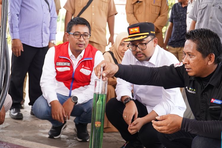 Wakil Bupati Nganjuk, Trihandy Cahyo Saputro (mengenakan topi), bersama stakeholder terkait saat memeriksa kandungan BBM di SPBU Desa Pacekulon, Senin (2/6/2025)