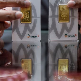 Pramuniaga menunjukkan emas Antam. Harga emas Antam hari ini terpantau naik. 