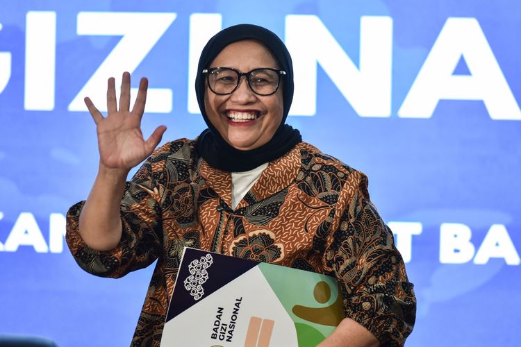 Kepala Badan Gizi Nasional Nanik S Deyang menyapa wartawan sebelum konferensi pers di Kantor Pusat BGN, Jakarta, Kamis (4/6/2026). Konferensi pers tersebut  memperkenalkan dua Wakil Kepala BGN yang baru Agustina Arumsari bersama Mayjen TNI Trenggono dan menyampaikan perbaikan tata kelola program Makan Bergizi Gratis (MBG) 2026 dimulai dari mengoptimalkan efisiensi anggaran. ANTARA FOTO/Fakhri Hermansyah/sgd