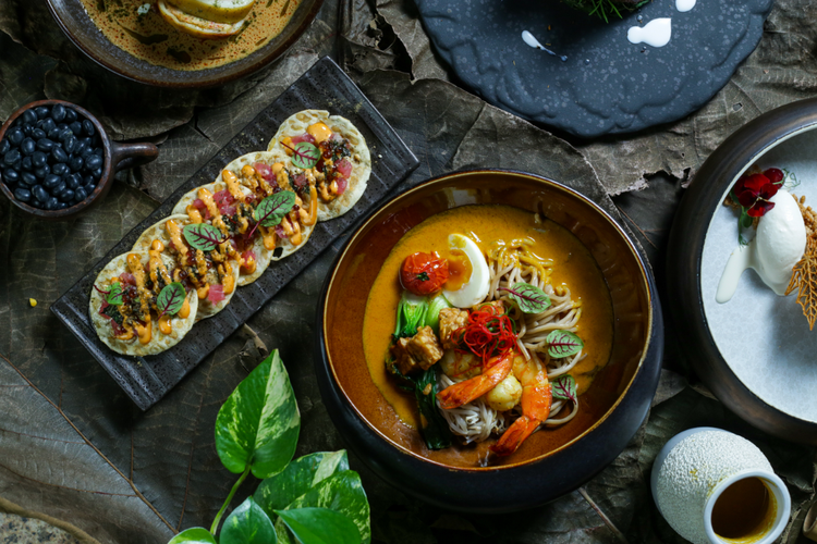 Menu Tempe Nachos dan Laksa Noodle di Restoran 1945 Hotel Fairmont Jakarta