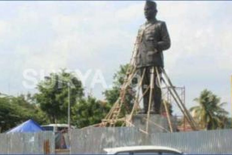 Patung Bung Karno dipasang di pertigaan depan Hotel Herlingga. 
