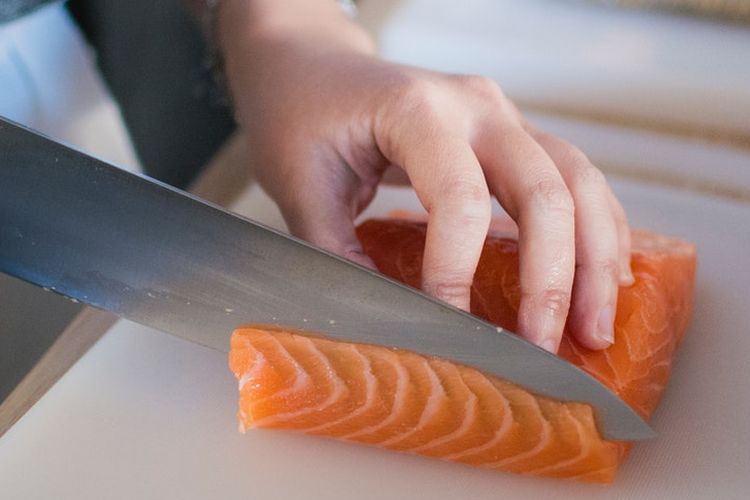 Salmon adalah salah satu makanan mengandung vitamin D tinggi. 