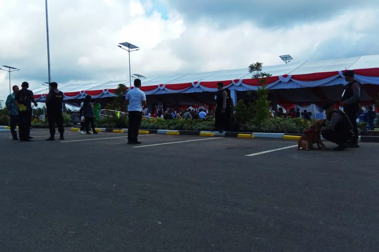 Sejumlah polisi melakukan penjagaan di lokasi peresmian Bandara Internasional Syamsuddin Noor Banjarmasin di Banjarbaru, Rabu (18/12/2019).