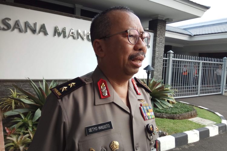 Kepala Divisi Humas Mabes Polri Irjen Setyo Wasisto ditemui awak media di Bandara Halim Perdanakusuma, Jakarta Timur, Selasa (16/5/2017).