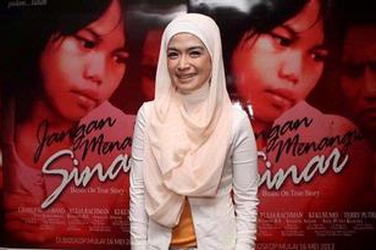 Pemain film dan sinetron, Yulia Rachman saat ditemui pada pemutaran film Jangan Menangis Sinar yang turut dibintanginya, di Planet Hollywood, Jakarta Selatan, Senin (13/5/2013). Jangan Menangis Sinar adalah sebuah film yang diangkat dari kisah nyata. Bercerita tentang gadis cilik berusia 6 tahun di Polewali Mandar, Sulawesi Barat yang merawat sendirian ibunya yang lumpuh. TRIBUN JAKARTA/JEPRIMA