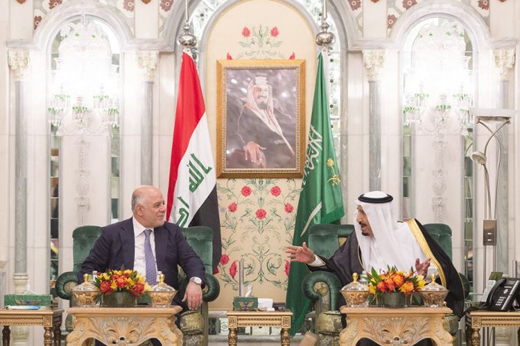 Raja Arab Saudi Salman bin Abdulaziz al-Saud (kanan) bertemu dengan Perdana Menteri Irak Haidar al-Abadi di Kota suci Mekkah, Senin (19/6/2017).  