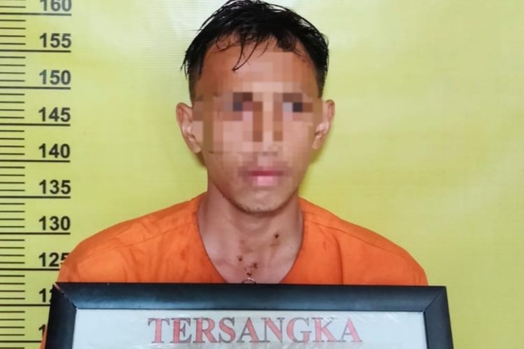 Pelaku perampokan, AS (21) saat diamankan di Polsek Bukitraya usai merampok pengemudi taksi online di Jalan Parit Indah, Kota Pekanbaru, Riau, Kamis (20/4/2023).
