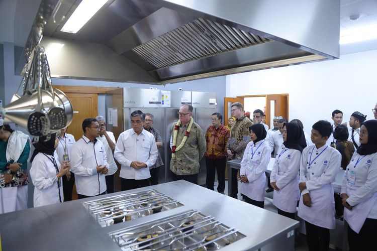 Menteri Ketenagakerjaan (Menaker) Yassierli meninjau Balai Pelatihan Vokasi dan Produktivitas (BPVP) Banyuwangi, Senin (11/8/2025).