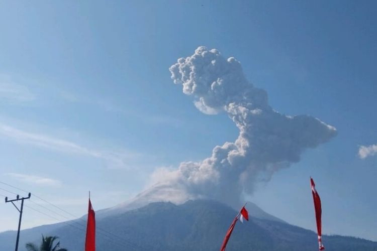 Gunung Lewotobi Laki-laki Erupsi Disertai Dentuman, Tinggi Kolom Abu Capai 2.500 Meter