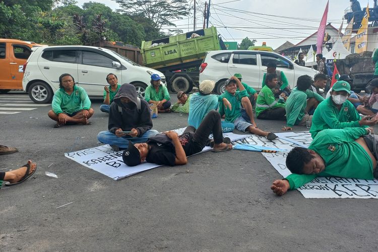 Foto: Petugas kebersihan Kota Pematangsiantar melakukan aksi unjuk rasa menuntut kenaikan upah di depan Balaikota, Jalan Merdeka, Kota Pematangsiantar, Provinsi Sumut, Senin (27/3/2024).