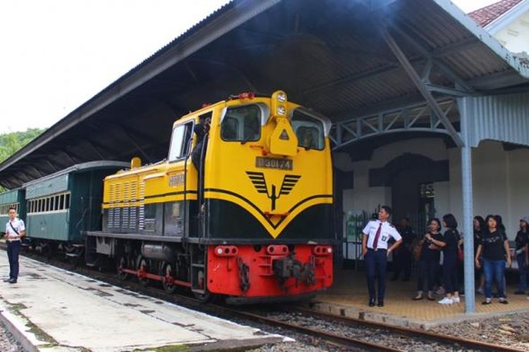 Sesampainya di stasiun Tuntang, wisatawan diperbolehkan turun untuk berfoto, ke kamar kecil maupun mengeksplor stasiun tua tersebut, sembari menunggu lokomotif menukar posisinya ke depan.