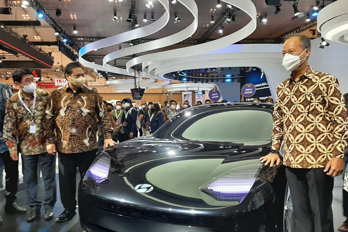 Menko Perekonomian Airlangga Hartato mengunjungi booth Hyundai di GIIAS 2021