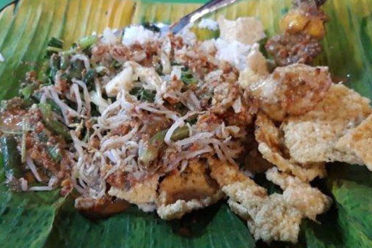 Seporsi nasi pecel di warung Pecel Yu Sri, Simpang Lima Semarang, Jawa Tengah.