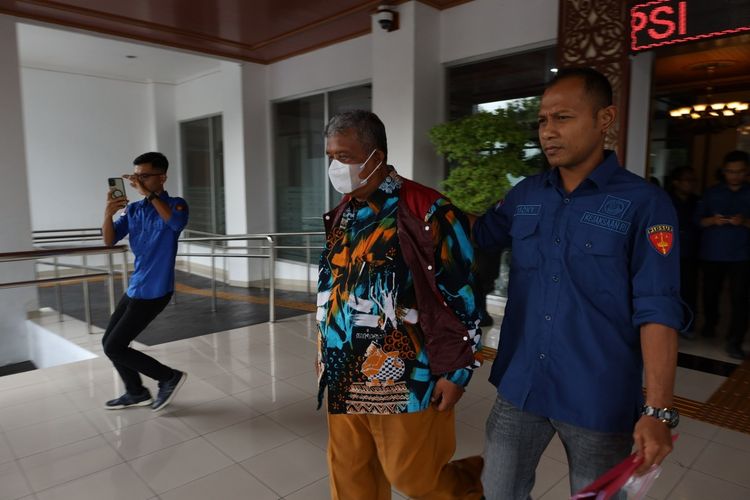 S Lurah Tegaotirto, Berbah, Kabupaten Sleman, DIY saat ditangkap Kejati DIY, Jumat (11/9/2025)