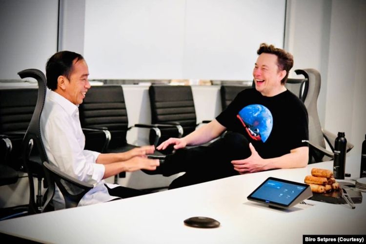 CEO SpaceX Elon Musk menyambut Jokowi di Gedung Stargate SpaceX. Keduanya melakukan pertemuan sebelum mengunjungi fasilitas SpaceX.