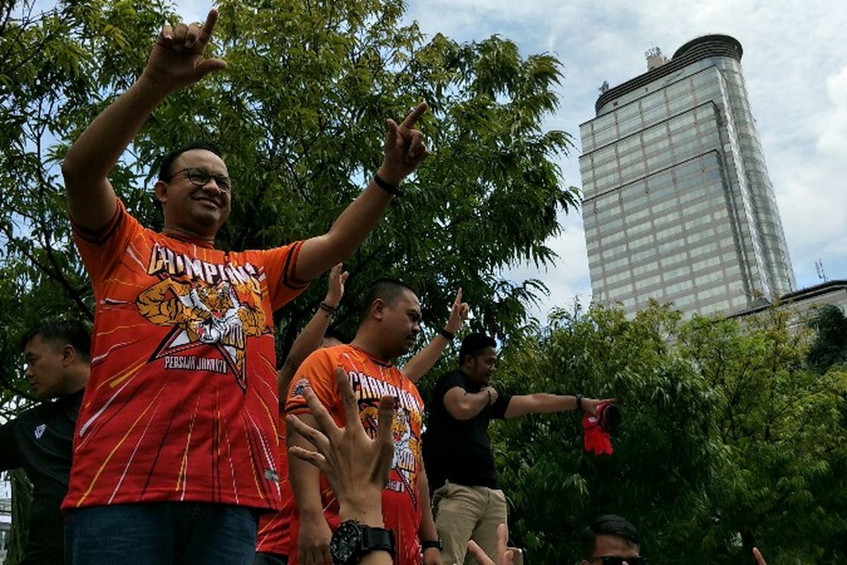 Gubernur DKI Jakarta Anies Baswedan menyambut suporter tim Persija di Balai Kota, Jakarta Pusat pada Sabtu (15/12/2018).