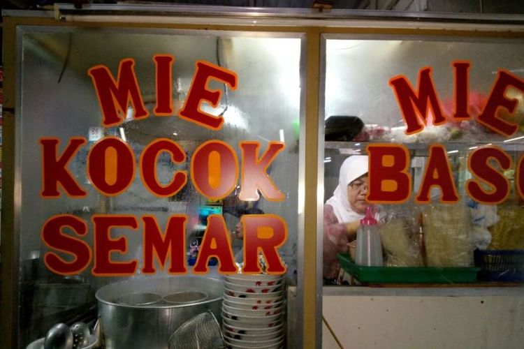 Mie Kocok Semar, salah satu warung mie kocok yang harus dikunjungi saat berkunjung ke Bandung. Ada tulang berisi sumsum dan bakso yang disajikan bersama mie kocok.