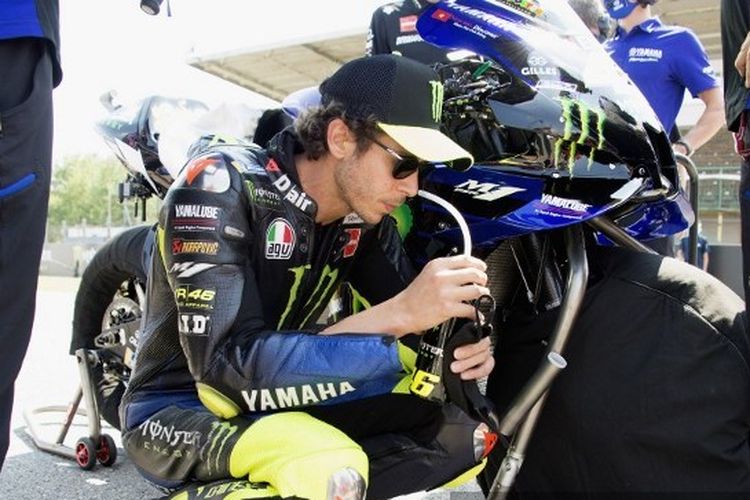 Pebalap Monster Energy Yamaha, Valentino Rossi, pada perhelatan MotoGP Ceko 2020 di Sirkuit Brno.