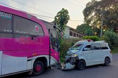 Ambulans Bawa Jenazah Ringsek Tabrak Bus Berhenti, Sopir Jadi Korban