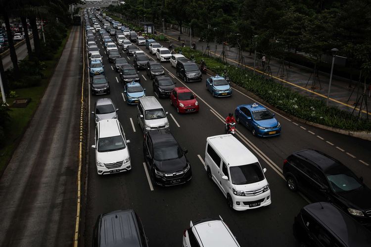 Kemacetan panjang di Jalan M.H Thamrin, Jakarta Pusat, Kamis (6/2/2020). Lembaga Pemantau Kemacetan Lalu Lintas TomTom memastikan Jakarta ada di posisi ke-10 kota termacet di dunia pada 2019 dengan indeks kemacetan 10 persen.