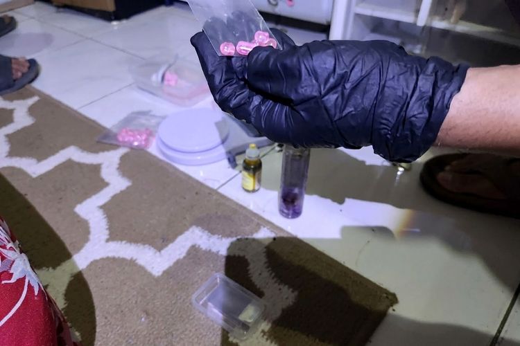 Polisi Bongkar Home Industry Ekstasi di Tulang Bawang, Cetakan Bergambar Iron Man Disita