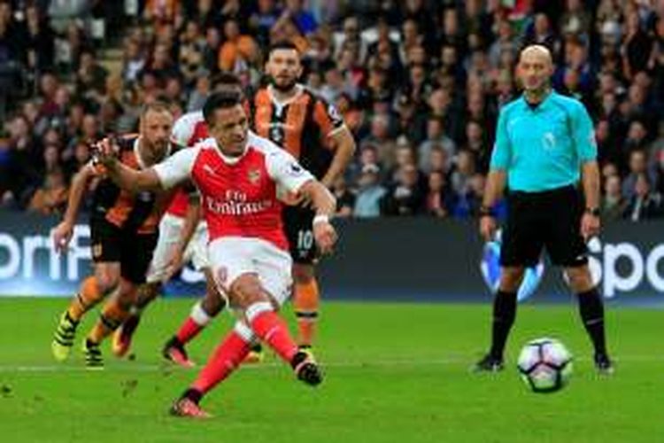 Alexis Sanchez mengeksekusi penalti saat Arsenal melawan Hull City pada lanjutan Premier League di Stadion Kingston Communications, Sabtu (17/9/2016).
