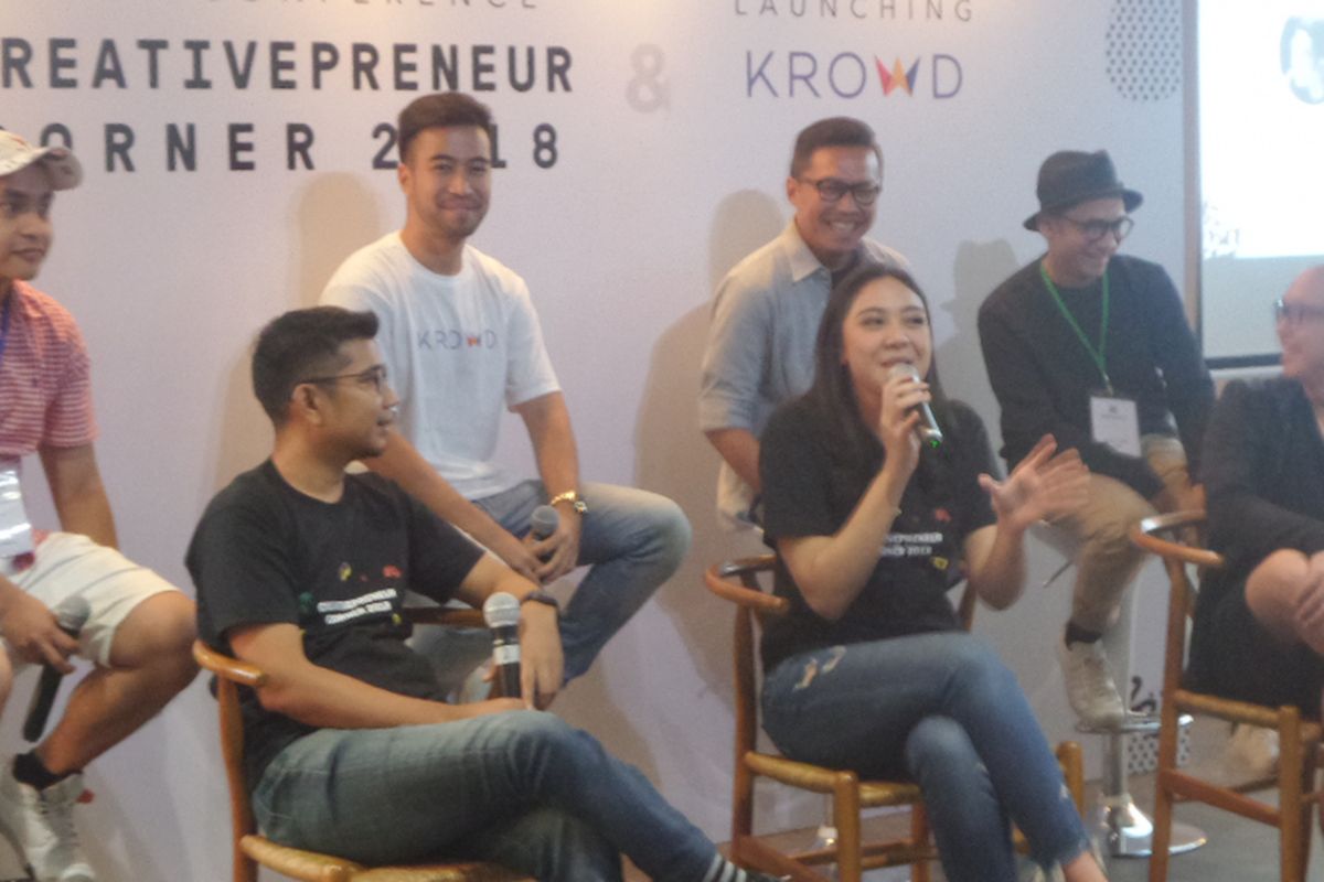 Founder dan CEO Creativepreneur Event Creator Putri Tanjung (tengah) bersama beberapa pembicara yang akan mengisi rangkaian acara Creativepreneur Corner 2018 di tiga kota, saat menggelar konferensi pers di Menara Kibar, Rabu (10/1/2018).
