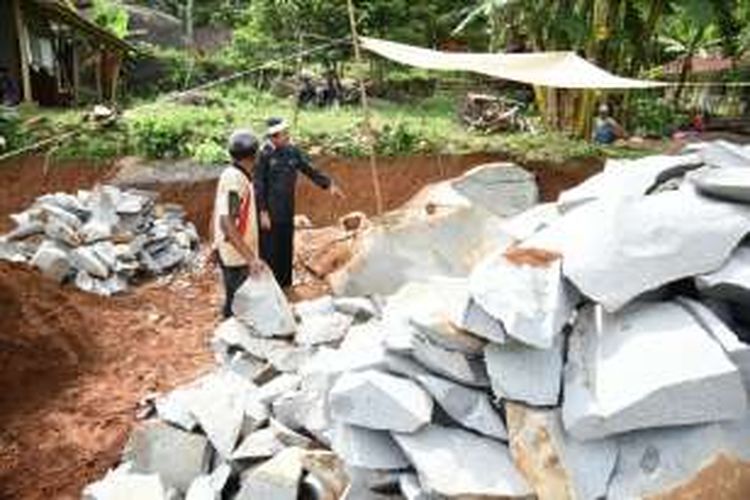 Bupati Purwakarta Dedi Mulyadi memberi pengarahan kepada penambang batu iegal di jalan penghubung Desa Pasanggarahan Tegalwaru-Desa Tajur Sindang Sukatani, Rabu (14/12/2016). Selain karena tidak mengantongi izin, tambang tersebut diduga merusak jalan.