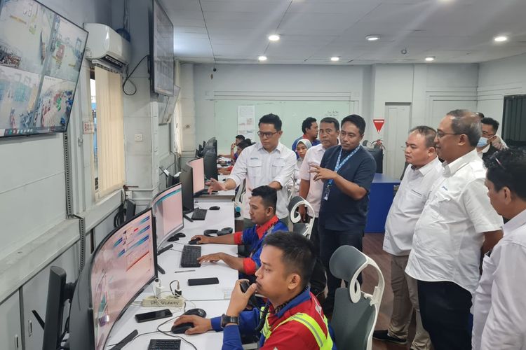 Dirut PT Pelindo Eko Hariyadi Budiyanto memantau persiapan implementasi sistem TOS Nusantara di Terminal Belawan.