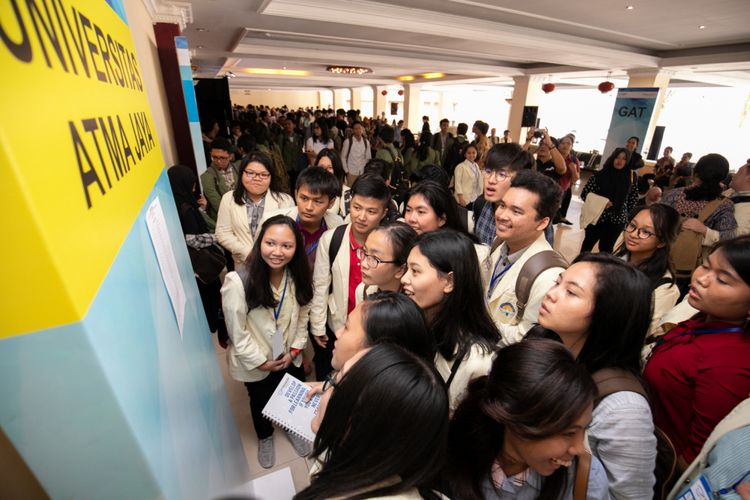 Peserta tes seleksi Djarum Beasiswa Plus 2018/2019 mencari nama diri mereka dalam papan pengumuman hasil tes tertulis yang diselenggarakan di Gedung Grand Pacific Hall, Yogyakarta (28/6/2018).