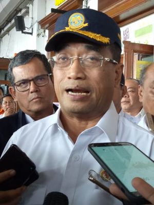 Menteri Perhubungan Budi Karya Sumadi saat ditemui usai memimpin rapat tertutup di Stasiun Bogor, Kamis (4/4/2019).